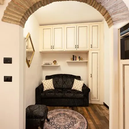 Pitti Elegant Apartment *